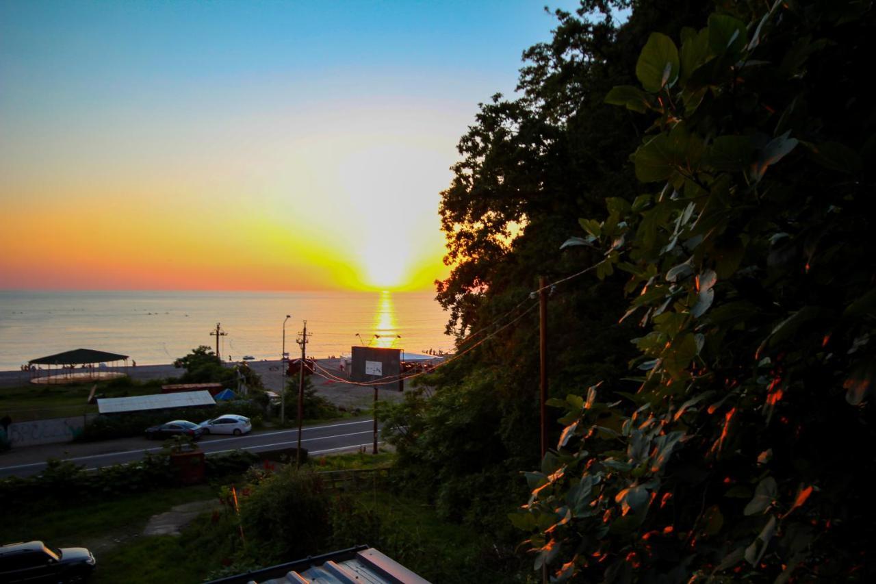 Guest House 99 Batumi Bagian luar foto