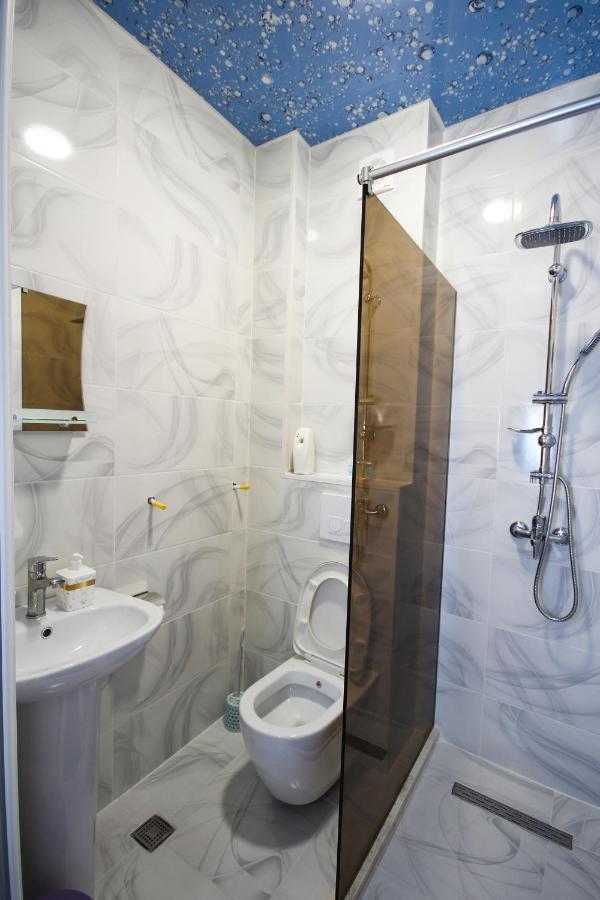 Guest House 99 Batumi Bagian luar foto