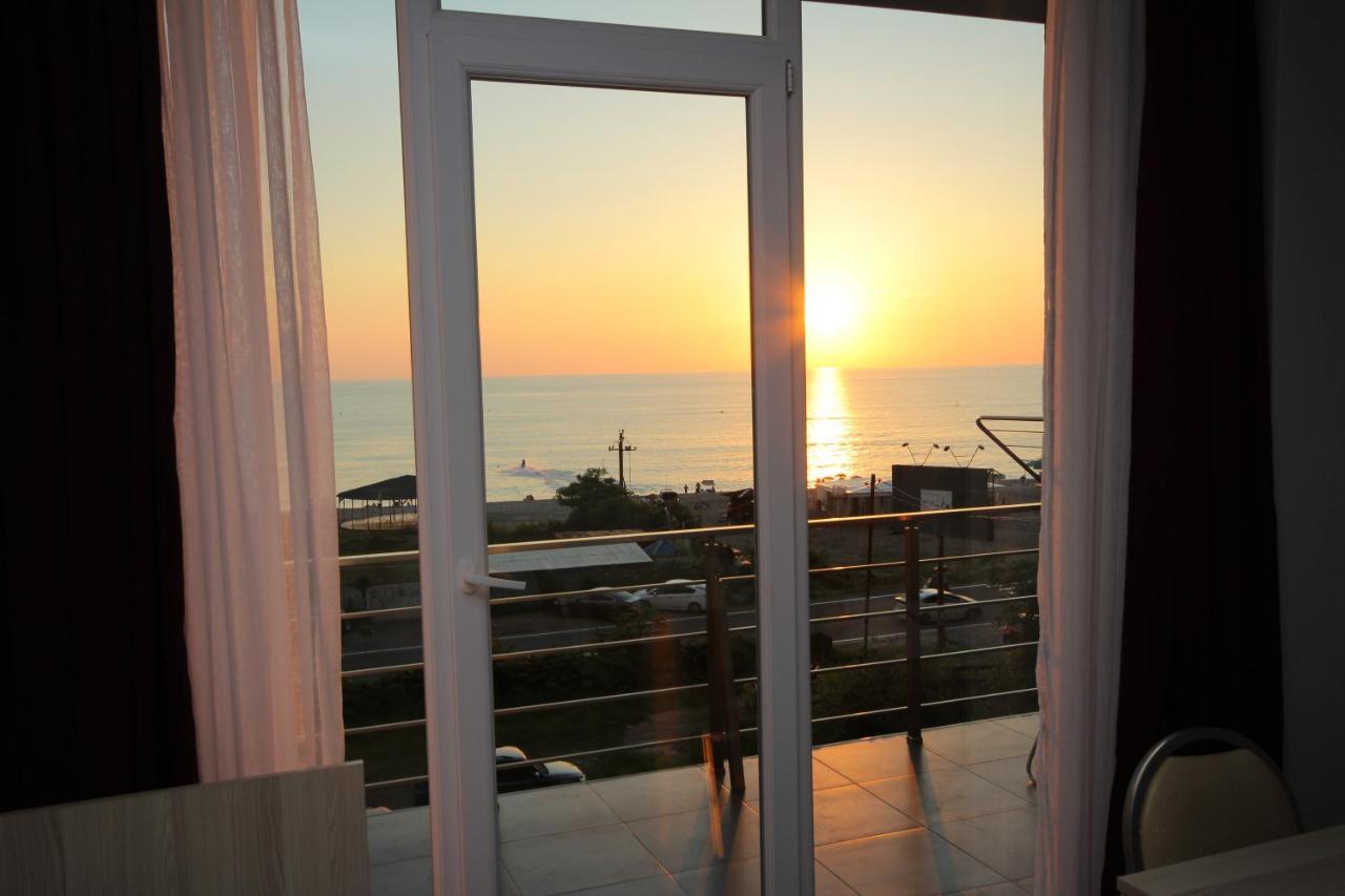 Guest House 99 Batumi Bagian luar foto